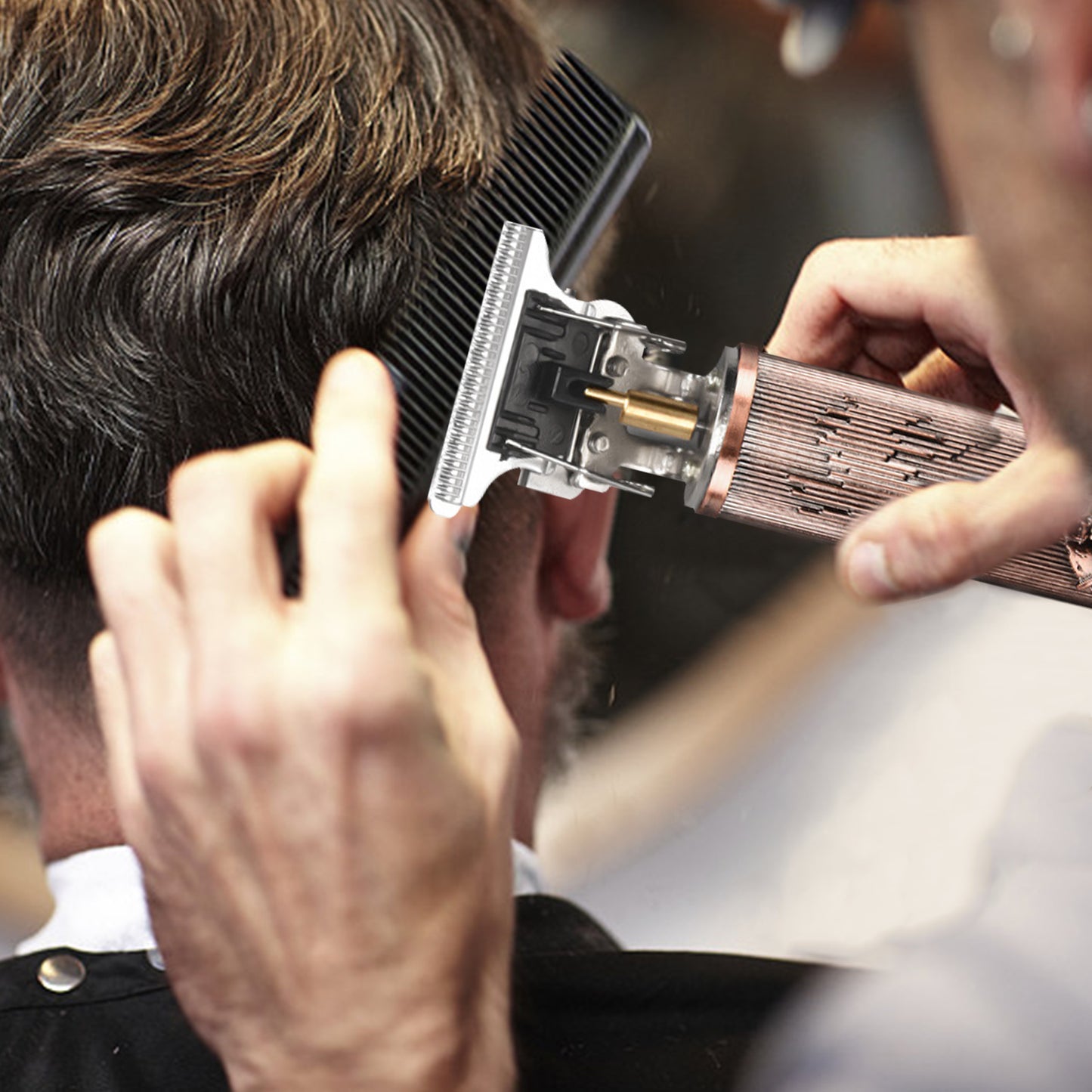Tondeuse à cheveux en T tranchante pour des coupes extrêmement serrées.