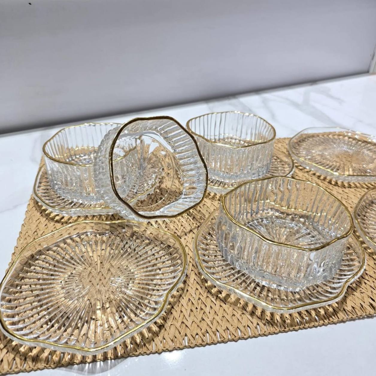 Service de 6 Tasses et 6 Assiettes Côtelées Bord Doré – Vaisselle Élégante